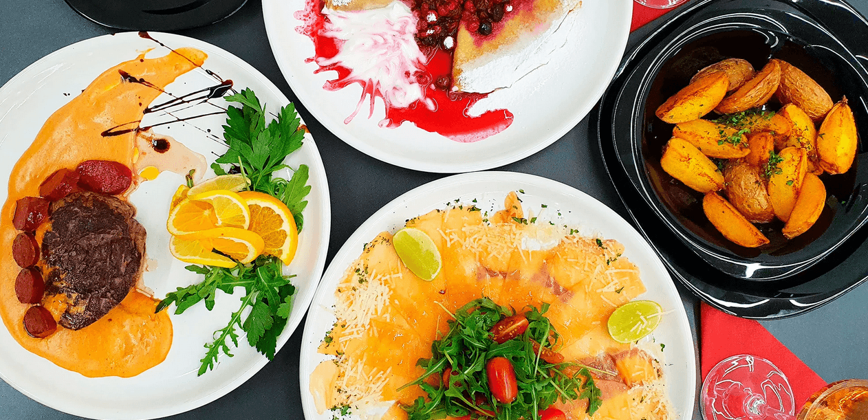 Tříchodové menu pro dva: steak ze svíčkové dle výběru, carpaccio a palačinky 