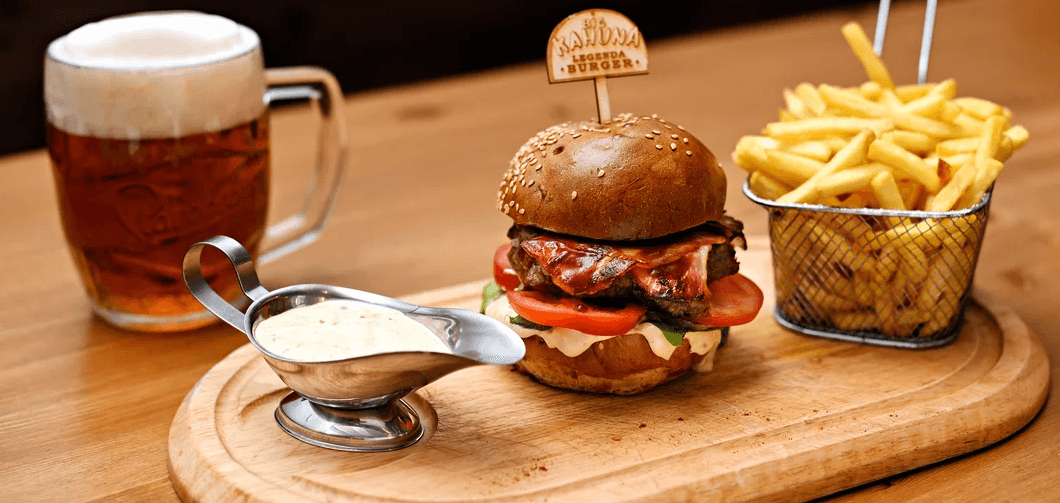 Hovězí nebo vege burger s hranolky a pivem či nealkem