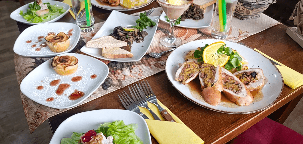 Velikonoční menu pro dva: přípitek, králičí játra, krůtí roláda i jablečná růžička 