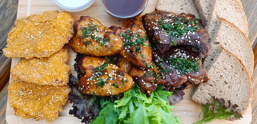 Prkno plné masových dobrot pro 2–6 osob: řízečky, žebra, křídla i hranolky