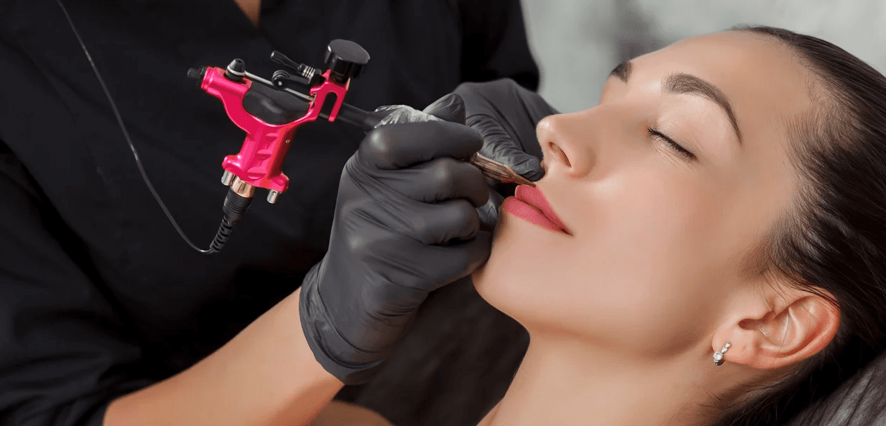 Krása i bez ranního líčení: permanentní make-up rtů nebo obočí 