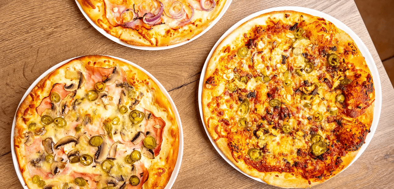 Klasická či obří pizza pro 1–6 osob: margherita, amatriciana, šunková, quattro formaggi a další