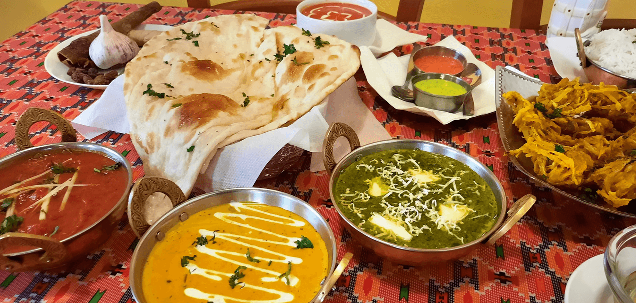 Menu z indických specialit pro dva: předkrm či polévka, kuřecí nebo vege hlavní chod a dezert 