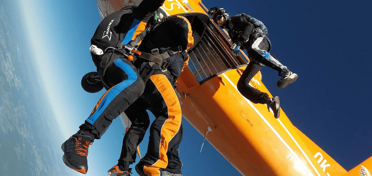 Tandemový seskok s profesionálním instruktorem z garantované výšky 3000 m nad terénem