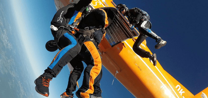 Tandemový seskok s profesionálním instruktorem z garantované výšky 3000 m nad terénem