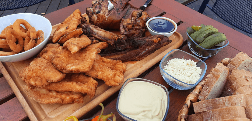 Prkno plné dobrot: řízky, žebra i koleno ve streetfood stylu