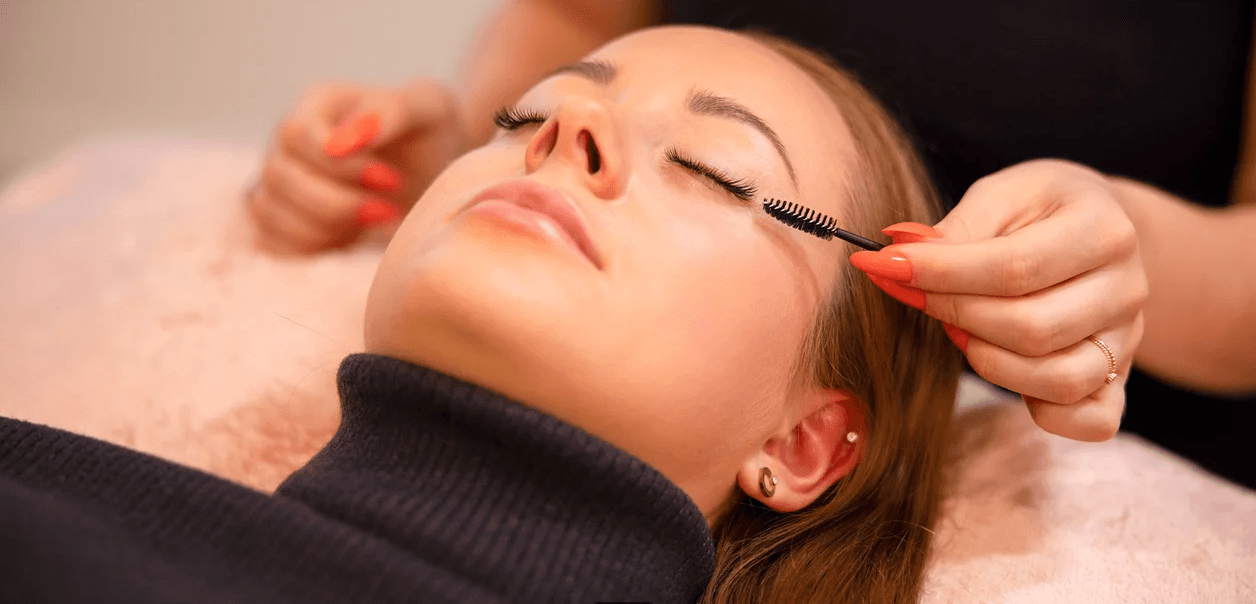 Lash lifting: zvýraznění a natočení řas i bez řasenky 