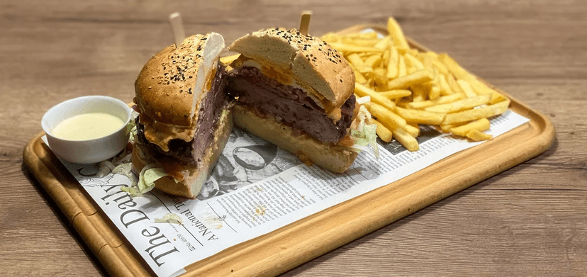 300g maxiburger nebo půlkilový dvouručák, hranolky a omáčka k tomu
