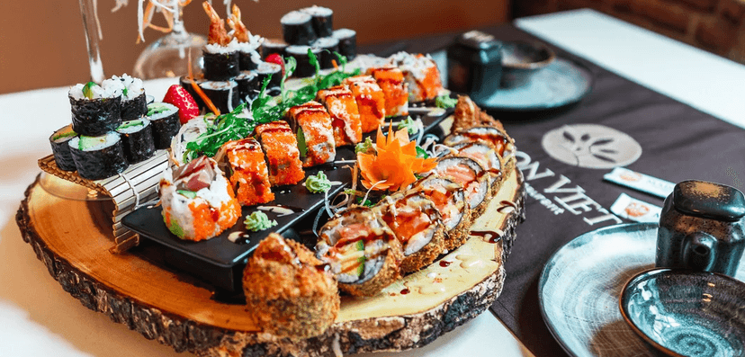 Vyladěné sushi sety s lososem, úhořem, krevetami, tempurou i plátky ryb sashimi 