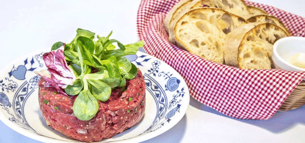 300 g tatarského bifteku se 6 topinkami 