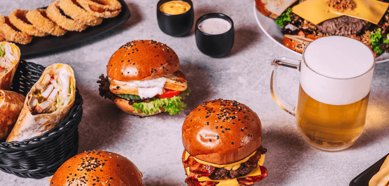 Hovězí, kuřecí i vege burgery, tortily, stripsy, smažáky, saláty i výběr z příloh