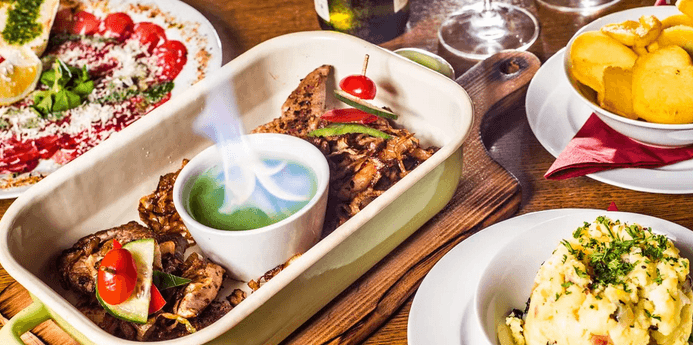 Gurmánské vzplanutí pro 2 osoby: tříchodové menu se 3 druhy masa, carpaccio i palačinka 