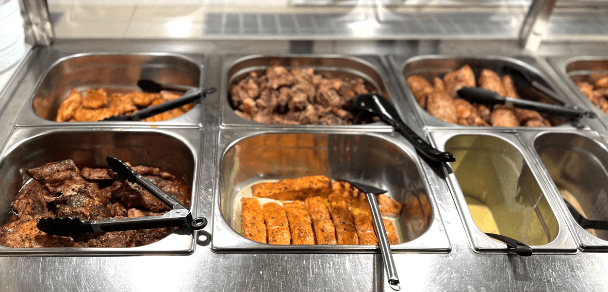 Večeře „sněz, co můžeš“ pro 2 osoby: saláty, hlavní chody i zmrzlina 