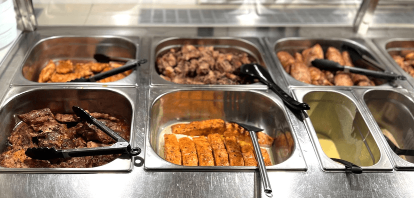 Večeře „sněz, co můžeš“ pro 2 osoby: saláty, hlavní chody i zmrzlina 