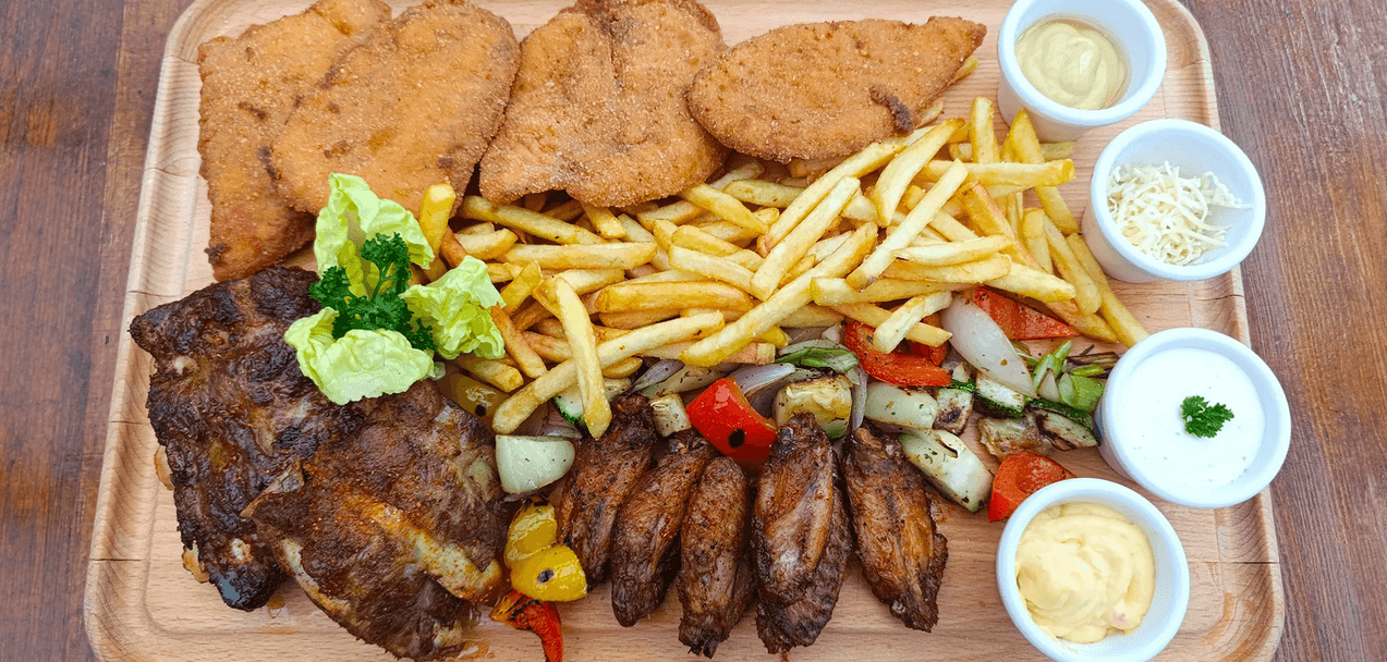 Prkno plné masa a příloh: smažené řízky, grilovaná křídla i pečená žebírka