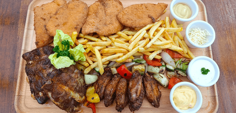 Prkno plné masa a příloh: smažené řízky, grilovaná křídla i pečená žebírka