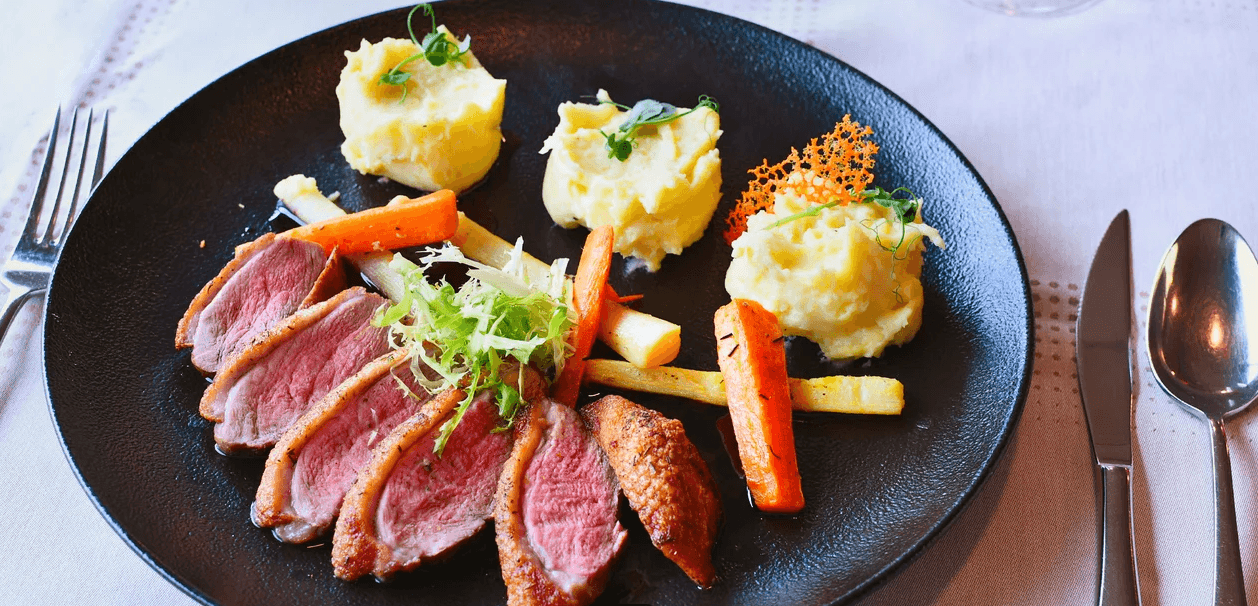 Tříchodové menu s kachním či krůtím prsem a lahví vína pro 2 osoby 