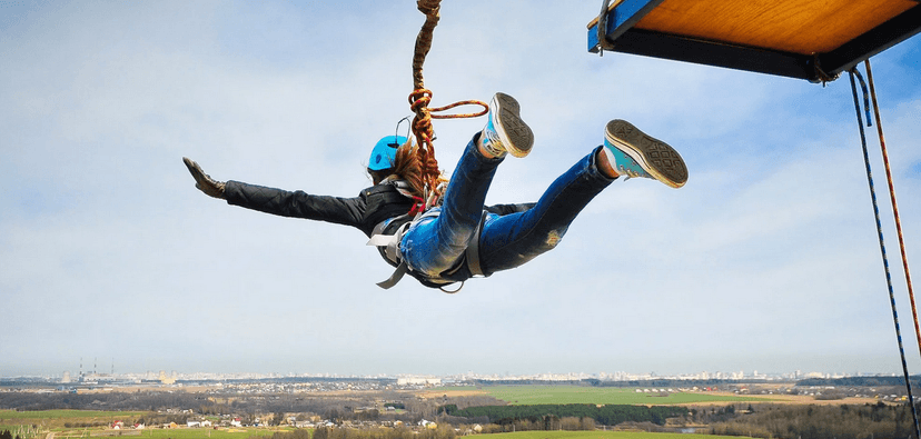 Zažijte dobrodružství: bungee jumping z televizní věže či jeřábu