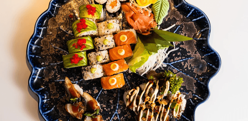 Sushi set s 50 kousky v restauraci v centru Brna: úhoř, losos, tuňák i procecco na přípitek
