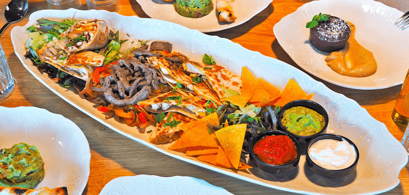 Mexické menu pro dva: burrito, fajita, quesadilla, nachos i guacamole a čokoládový dezert