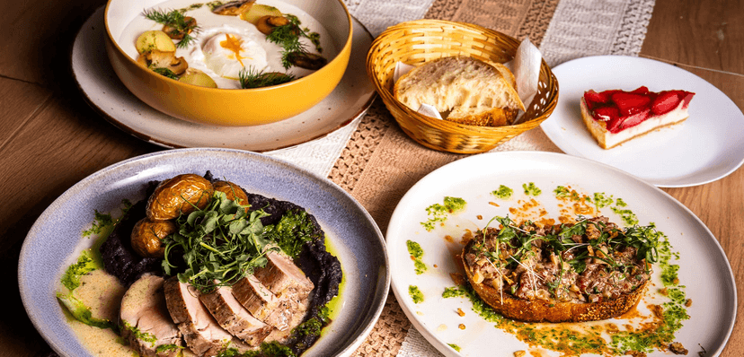 4chodové menu v moderní restauraci: tatarák, kulajda, panenka sous vide a cheesecake