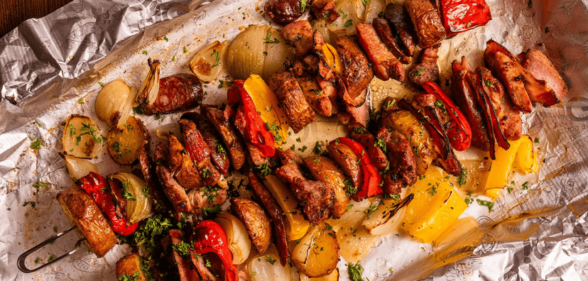 Živáňská pečeně: špíz s krkovicí, slaninou, klobásou a brambory pro 2–3 os.