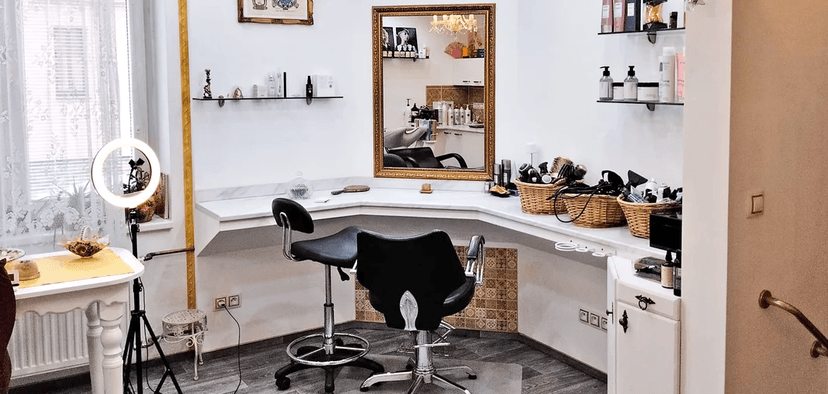 Střih vlasů s masáží hlavy pro krátké vlasy