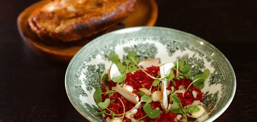 Degustační menu pro 2 osoby: hovězí tatarák, kachna, crème brûlée i koktejly