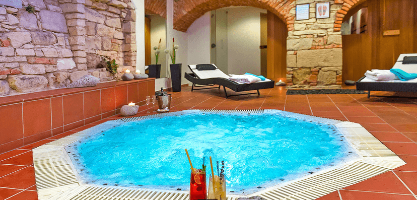 Bylinná koupel a čtyřchodové menu s vinným párováním pro 2 osoby