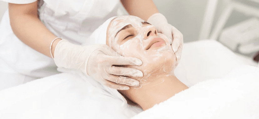 Rozmazlete svou pleť: kompletní kosmetické ošetření – peeling, hloubkové čištění i masáž