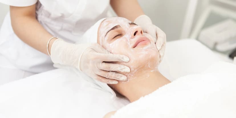 Rozmazlete svou pleť: kompletní kosmetické ošetření – peeling, hloubkové čištění i masáž