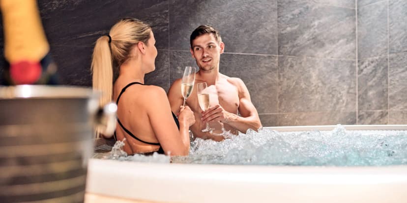 Odpočinek v privátním wellness pro pár: vstup na 120 minut, vířivka, sauna