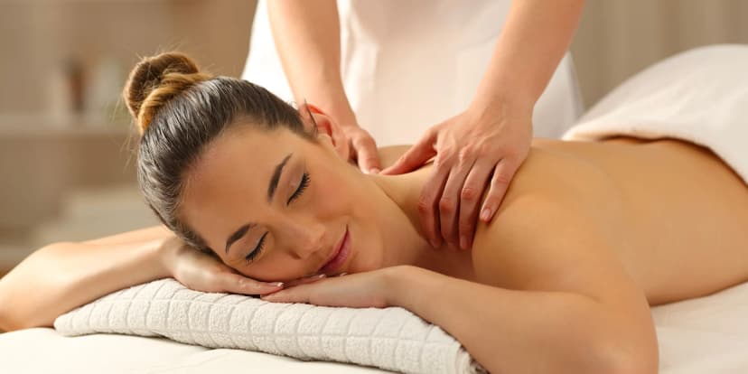 Odpočiňte si: kancelářská masáž zad i šíje nebo relaxační masáž s aromaterapií