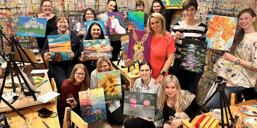 Malování s vínem: malířský workshop s degustací vín pro 1 i 2 osoby, vč. vína a balíčku sýrů na doma