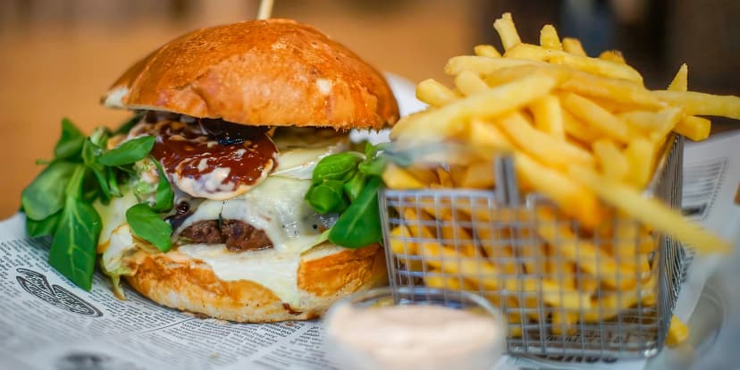 Smlsněte si na poctivé masové dobrotě: 1 nebo 2 burgery dle výběru, vč. hranolek