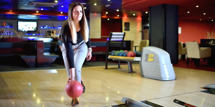 1 nebo 2 hodiny bowlingu až pro 8 osob vč. obuvi: moderní dráhy v hotelu Palcát