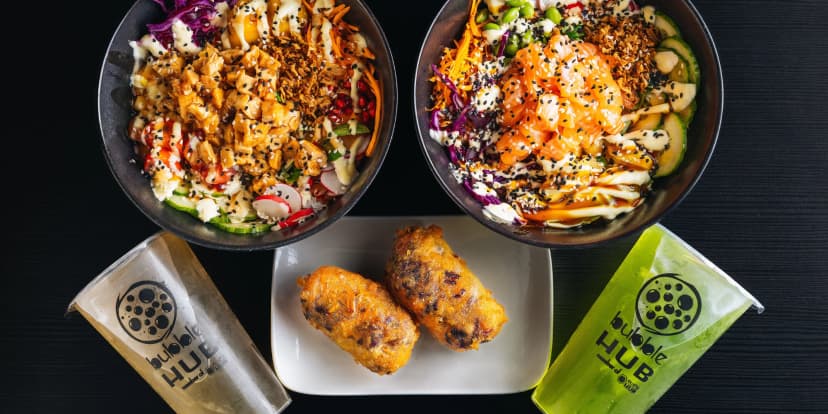 Havajský poke bowl podle výběru ze 3 druhů a bubble tea na odnos s sebou