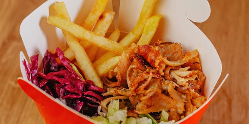 Velký kebab box pro jednoho: maso, zelenina, dresink a příloha podle výběru