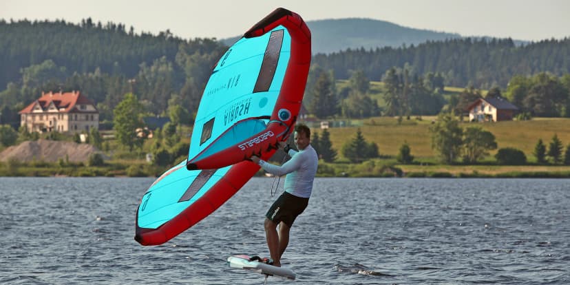 Vyzkoušejte wing-surfing: Hodinový kurz vč. zapůjčení vybavení pro 1 či 2 osoby