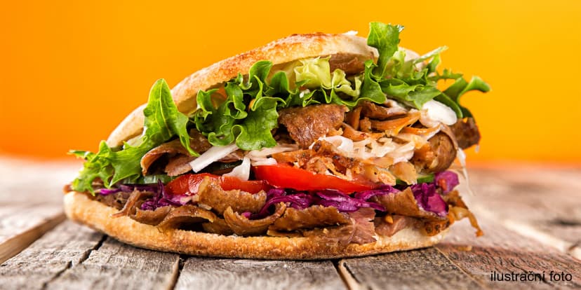 Kebab podle výběru: döner v chlebu či dürüm v tortile i se sýrem