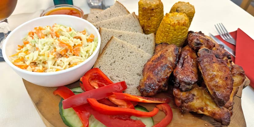 12 kuřecích křídel se salátem coleslaw, pečivem i grilovanou kukuřicí