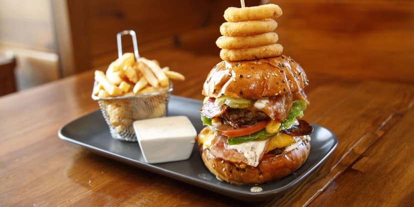 Double Cheese and Bacon Burger, domácí dip i hranolky