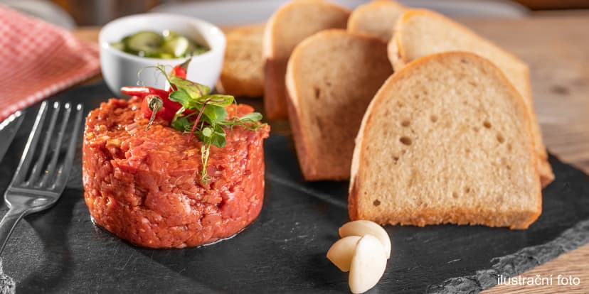 500 g tataráku z roštěnce a k němu topinek, kolik sníte