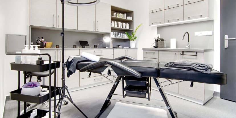 Svůdný pohled za všech okolností: lash lifting pro natočené řasy a laminace obočí