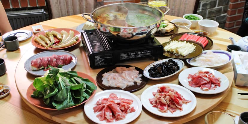 Asijský hot pot s vývarem a ingrediencemi dle výběru v centru Prahy: 1-2 os.