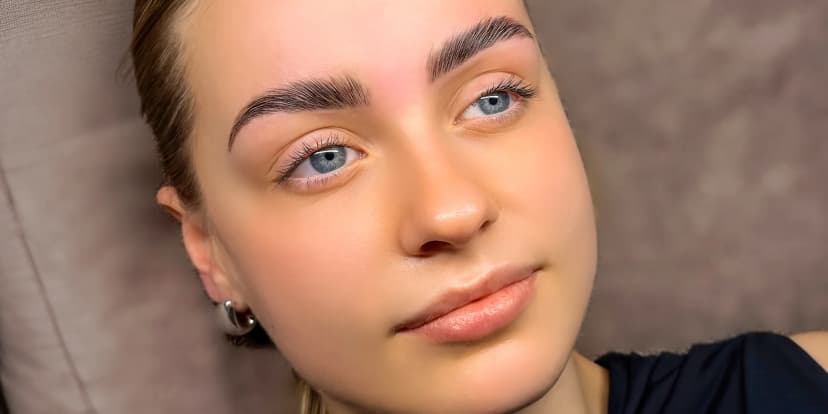 Upravená bez práce: lifting řas a laminace obočí, 90 minut