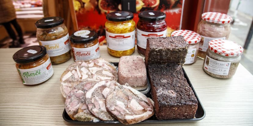 Balíček řeznických dobrot k vyzvednutí: paštika, sádlo, slanináda i tlačenka