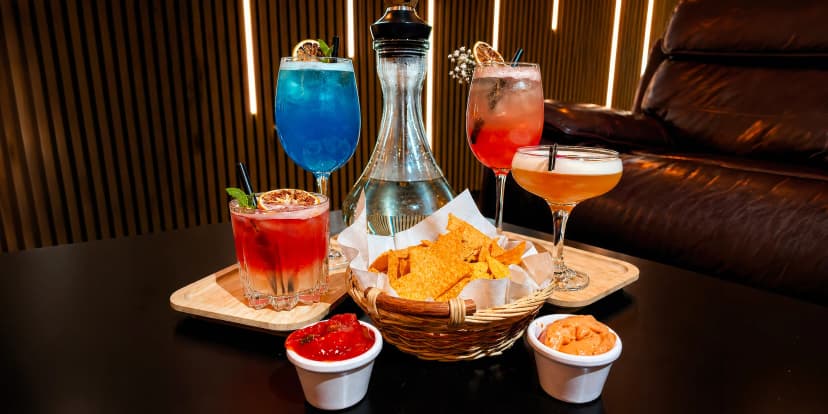Drinky s vodní dýmkou i bez: signature koktejly, maxi drinky nebo láhev prémiové vodky