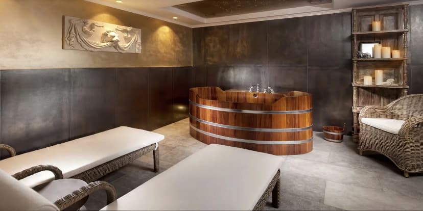 Wellness či relaxační rituál: sauna, vířivka, masáž, ošetření pleti i lahev sektu
