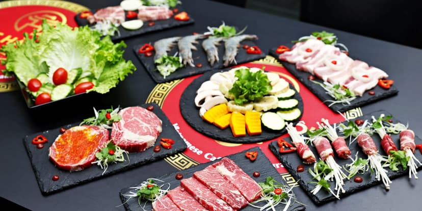 Chuť Hanoje v Praze: Tradiční vietnamský Hot Pot plný masa, mořských plodů a exotiky